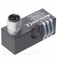 Ein rechteckiger Sensor mit Kabelanschlüssen, geeignet für industrielle Anwendungen zur Positions- oder Abstandserkennung.