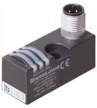 Ein rechteckiger Näherungssensor mit Anschlussstecker von Pepperl+Fuchs, Modell NBB10-30GM50-E2. Ideal für industrielle Anwendungen.