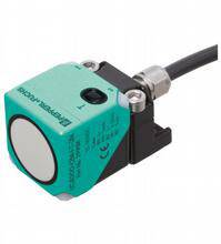 Ein grüner Ultraschallsensor mit Kabelanschluss. Quadratische Form, silbernes Sensorelement. Montiert, bereit zur Installation.