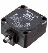 Ein quadratischer, schwarzer Sensor mit einem Anschlussstecker. Die Oberseite ist mit technischen Spezifikationen bedruckt.