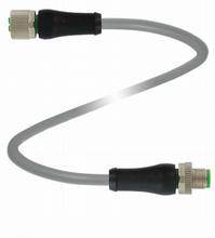 Ein graues Kabel mit schwarzen Steckverbindern an beiden Enden, in einer S-Form angeordnet. Geeignet für elektrische Verbindungen.