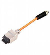 Ein orangefarbenes Glasfaser-Patchkabel mit einem rechteckigen MPO-Adapter auf einer Seite und einem runden Anschluss auf der anderen Seite.