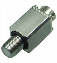 Ein zylindrischer Metallzylinder mit einem quadratischen Gehäuse, vermutlich ein elektronisches Gerät oder ein Sensor.