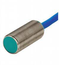 Ein zylindrischer Induktivsensor mit geriffelter Metalloberfläche und blauem Kabel.