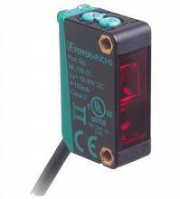 Ein rechteckiger Sensor mit Kabel und Schraubbefestigungen. Etiketten zeigen elektrische Spezifikationen und Zertifizierungszeichen.