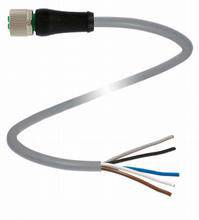 Ein graues Elektrokabel mit einem schwarzen und grünen Stecker an einem Ende, die Drähte am anderen Ende sind abisoliert.