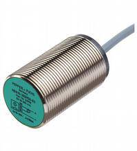 Zylindrischer, metallisch ummantelter Sensor mit grünem Kunststoffende und Kabel, geeignet für industrielle Anwendungen.
