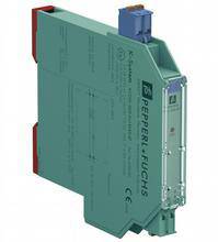 Ein grüner elektronischer Schalter von Pepperl+Fuchs. Rechteckig mit blauer Anschlussklemme oben, vertikales Markenlogo auf der Seite.