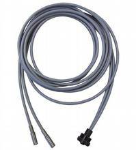Ein graues Kabel mit zwei Steckern an einem Ende und einem Verbindungsstück am anderen Ende, aufgerollt und bereit zur Verwendung.