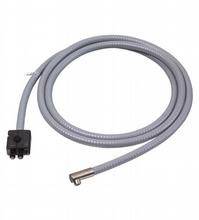 Grauer Anschlussschlauch mit Winkelstück und rechteckigem Stecker, häufig verwendet für Wasserversorgungssysteme.