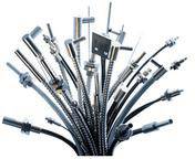 Mehrere industrielle Sensoren ragen in verschiedene Richtungen, die zur Messung von Temperatur oder Druck in Maschinen verwendet werden.