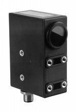 Ein rechteckiger, schwarzer Sensor mit zwei Linsen und einer Steckverbindung an der Unterseite, montierbar mit vier Schraublöchern.