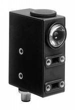 Schwarzer, rechteckiger Sensor mit Linse vorne und Befestigungslöchern an den Seiten, eingesetzt in industriellen Anwendungen.
