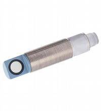 Ein zylindrischer Sensor mit blauem Kopf und metallischem Gewindegehäuse, typischerweise für industrielle Anwendungen verwendet.