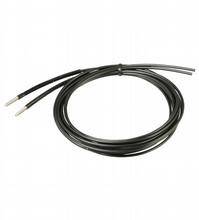 Ein langes, schwarzes Kabel mit zwei abisolierten Enden liegt in einer lockeren Schleife. Es handelt sich um ein elektrisches Kabel.