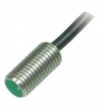Zylindrischer Sensor mit Metallgehäuse und grünem Kopf, daran ein schwarzes Kabel. Geeignet zur Erfassung von Objekten.