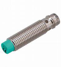 Ein zylindrischer Induktivsensor mit metallischem Körper und grünem Ende, geeignet für automatische Erkennung von Objekten.