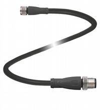 Ein schwarzes, flexibles Kabel mit Steckverbindern an beiden Enden, das in einer S-Form gebogen ist.