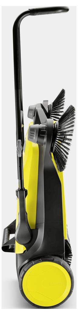 Eine Seitenansicht eines gelben und schwarzen manuellen Kehrgeräts mit zwei rotierenden Bürsten, großen Rädern und einem Schiebegriff.