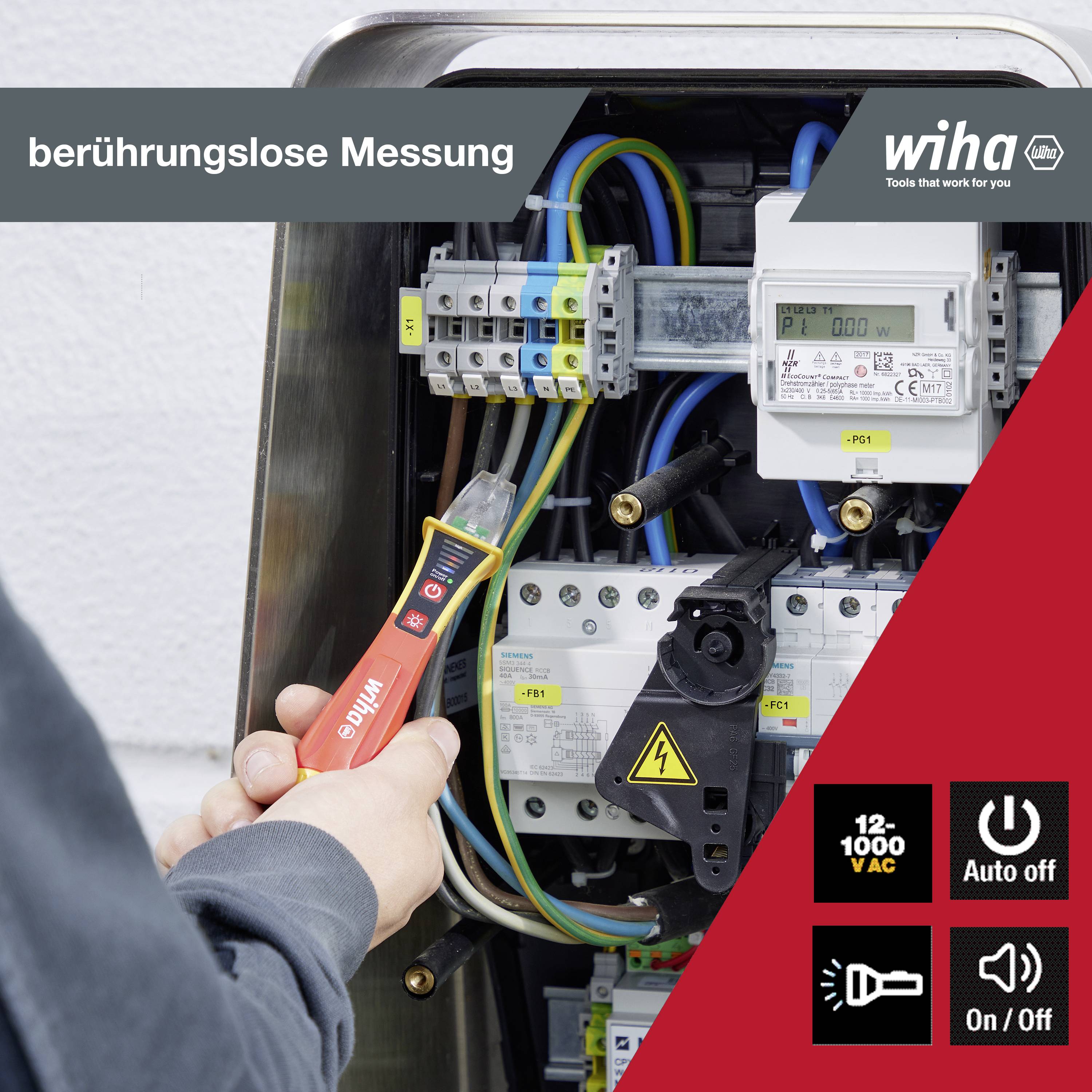 Ein Elektriker führt eine berührungslose Messung an einem offenen Sicherungskasten durch. Die Anzeige zeigt 12-1000 VAC.