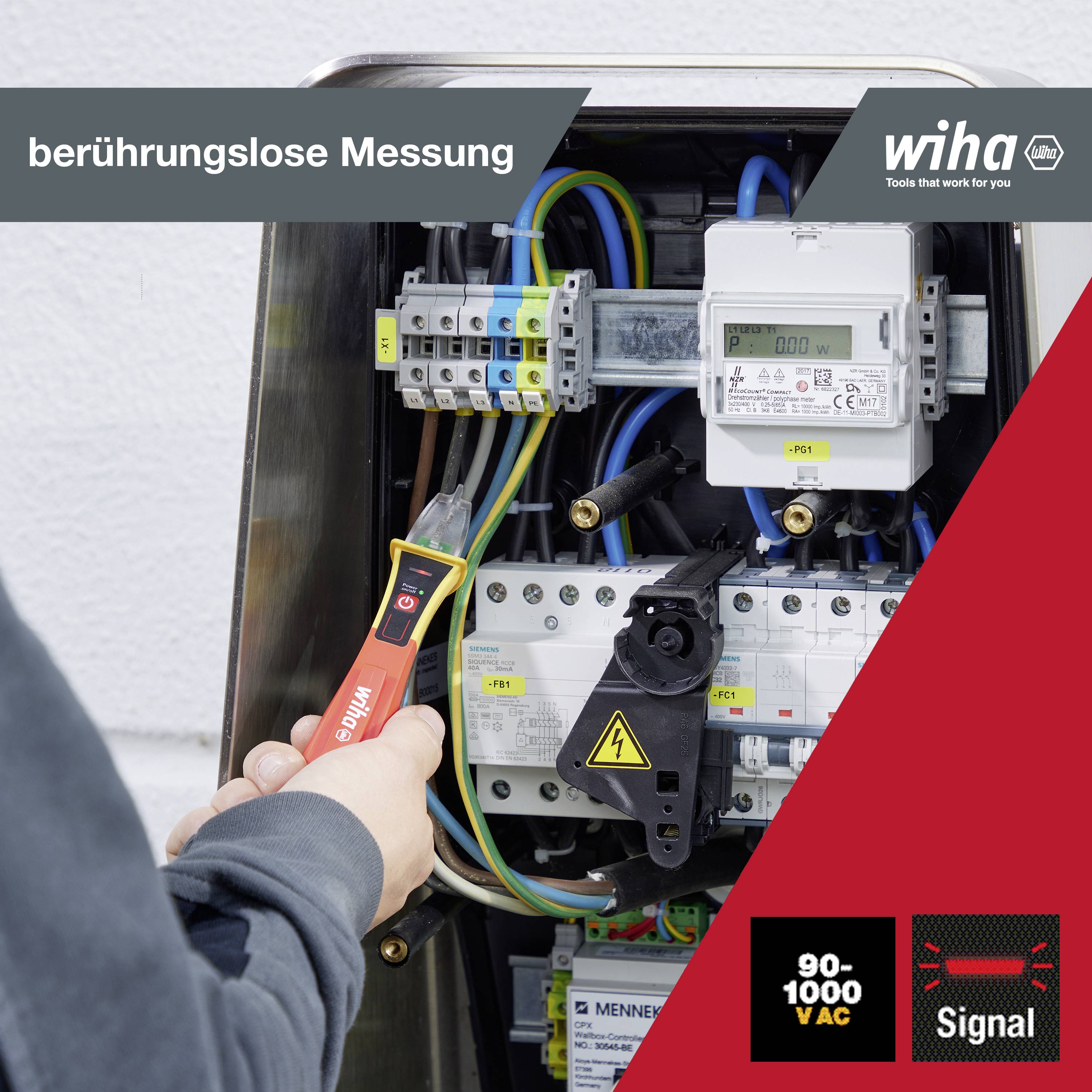 Die Bildbeschreibung zeigt ein elektrisches Messgerät in der Hand eines Technikers, der kontaktlose Spannungsmessungen an einem Sicherungskasten durchführt.