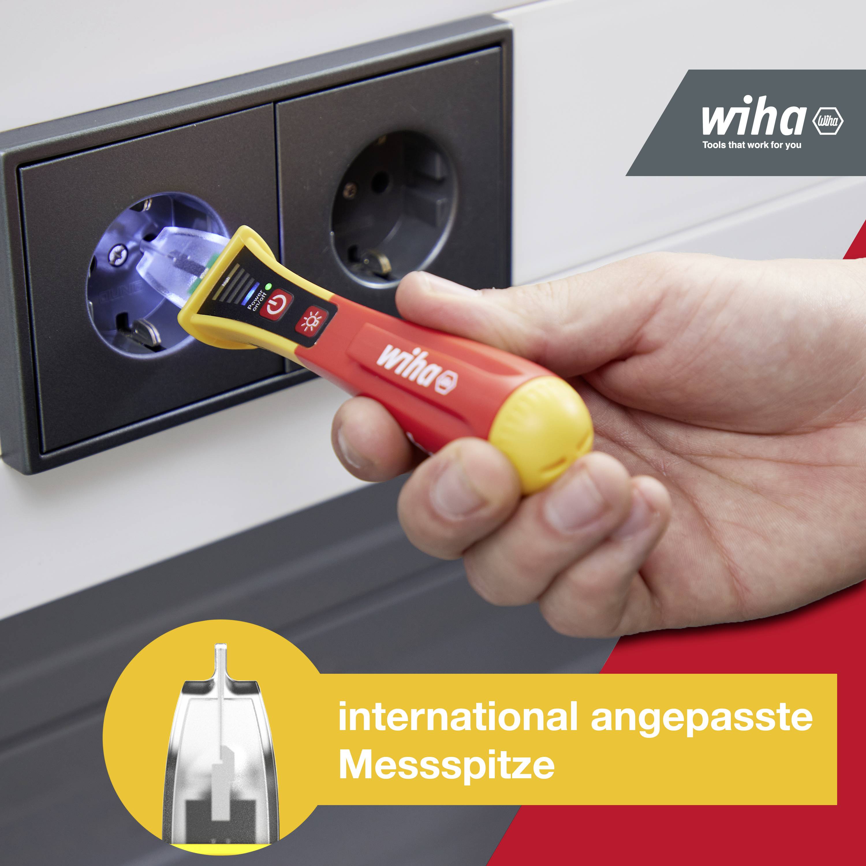 Person testet eine Steckdose mit einem Spannungsprüfer, der leuchtet. Text im Bild: 'international angepasste Messspitze'.