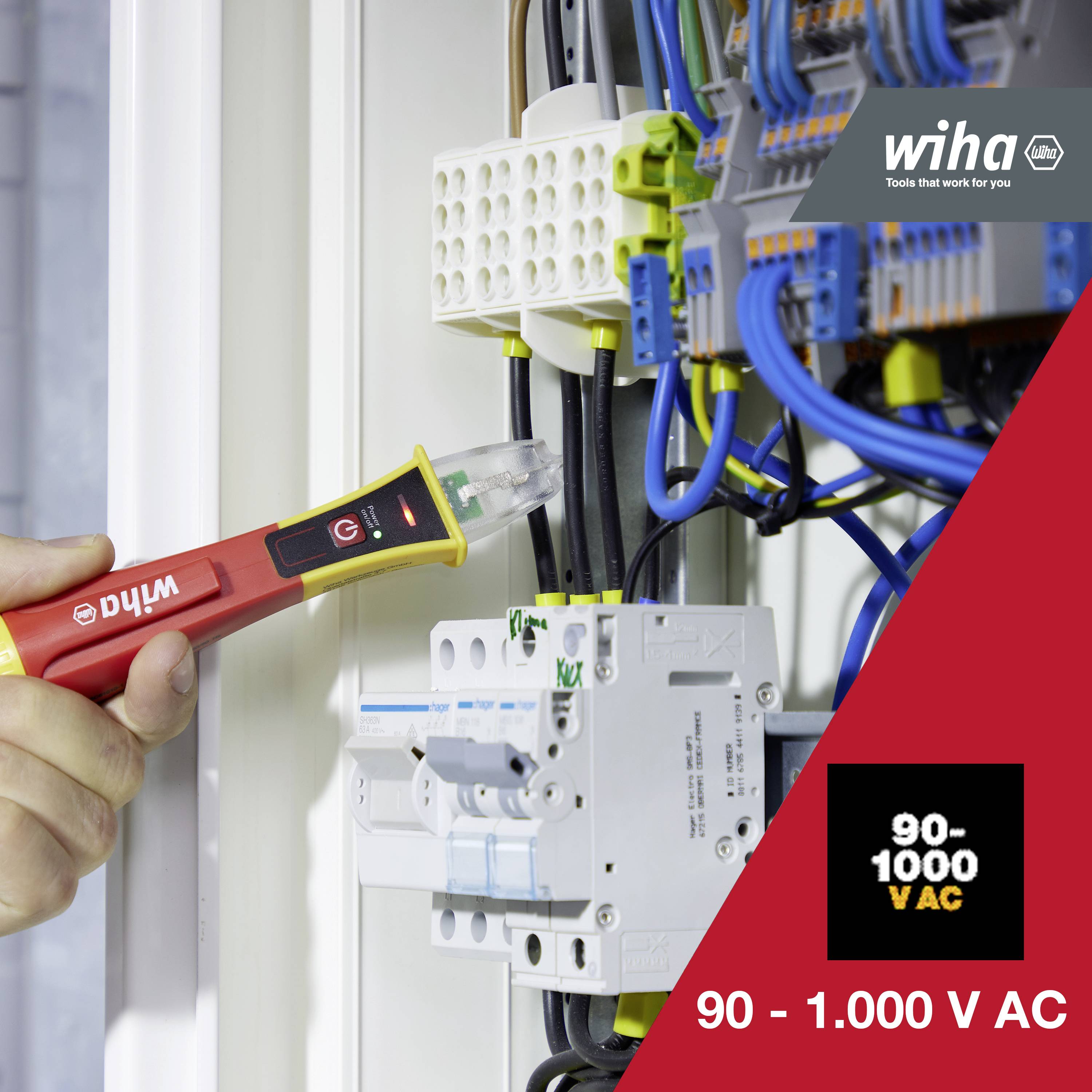 Eine Person testet mit einem Spannungsprüfer in einem elektrischen Verteilerkasten. Der Prüfer zeigt 90–1000 V AC an.