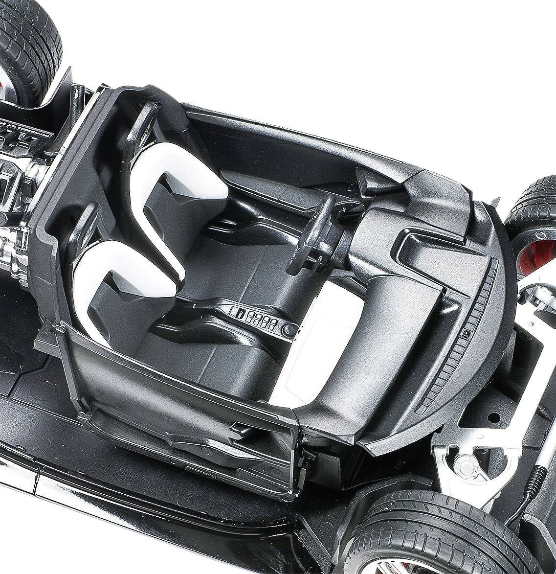 Ansicht eines Automodell-Interieurs ohne Karosserie. Zwei Vordersitze, Lenkrad und Armaturenbrett sind sichtbar.