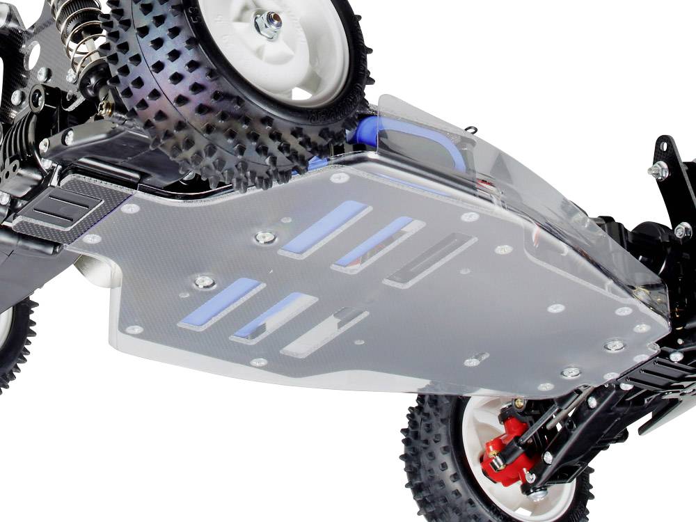 Ein ferngesteuertes Auto von unten zeigt seinen stabilen und gut gestalteten Unterboden aus Metall mit robusten Reifen und Aufhängungen.