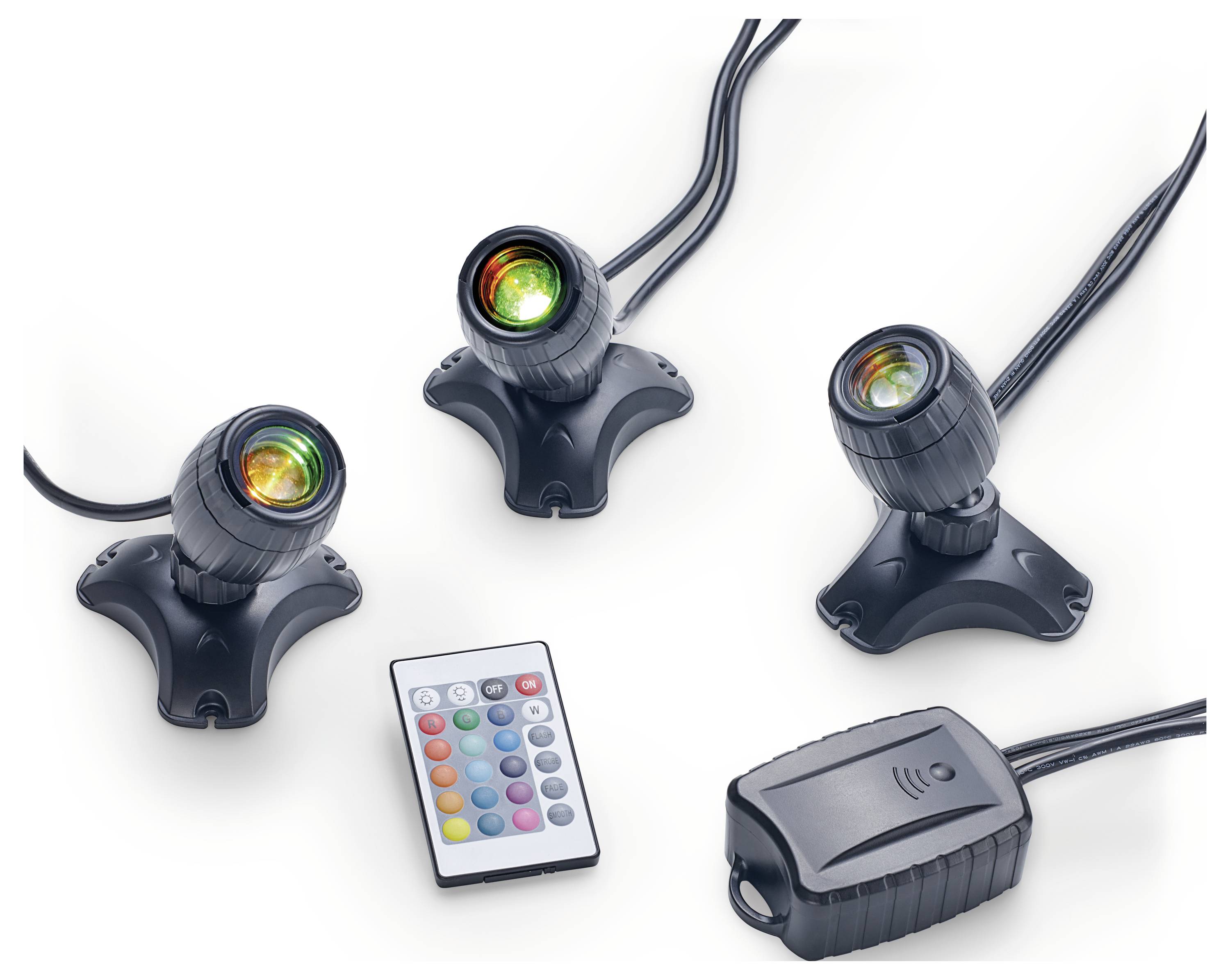Drei LED-Scheinwerfer mit mehrfarbigen Lichtern, eine Fernbedienung mit verschiedenen Tasten und ein angeschlossenes Netzteil zur Lichtsteuerung.