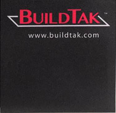 Schwarze Oberfläche mit rotem 'BuildTak'-Logo und weißem Text 'www.buildtak.com'.