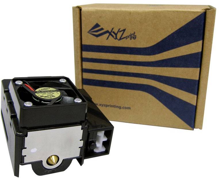 Ein schwarzer Lüfter für einen 3D-Drucker liegt vor einer Kartonverpackung mit dem Logo 'XYZprinting'.