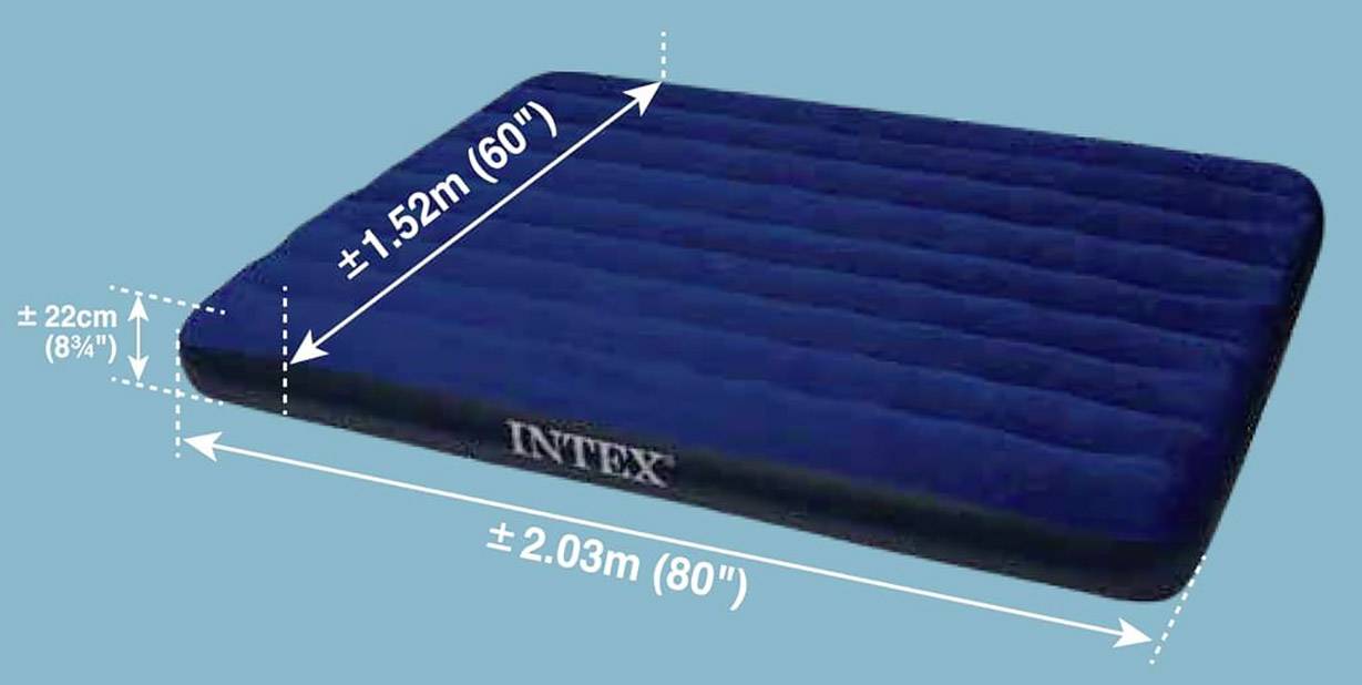Luftmatratze in Blau mit den Maßen: Breite 1,52 m, Länge 2,03 m, Höhe 22 cm, Marke 'Intex'.