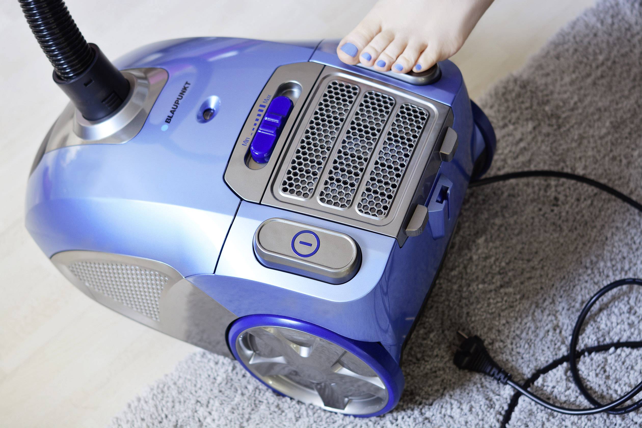 Blaupunkt VCB701 Staubsauger mit Beutel 700W mit Staubbeutel, Turbodüse