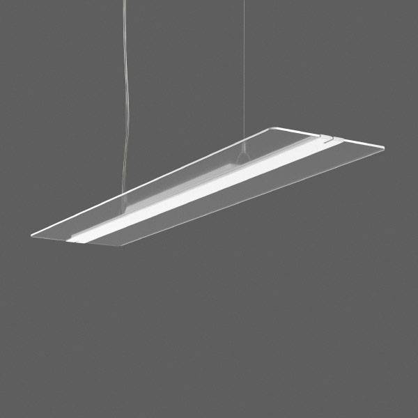 Eine moderne, rechteckige Hängelampe mit schmalem, transparentem Design hängt von der Decke, beleuchtet wahrscheinlich einen Raum gleichmäßig.
