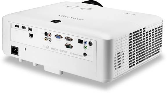 Ein weißer Projektor mit mehreren Anschlussmöglichkeiten auf der Rückseite, einschließlich HDMI, VGA und USB, steht auf einem Tisch.