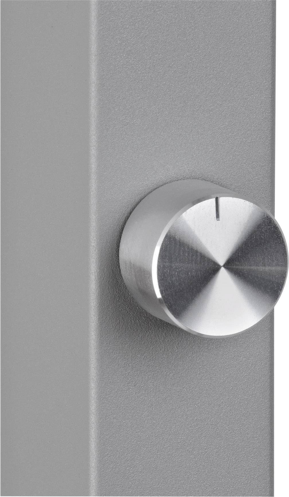 Silberner Drehknopf an grauer Oberfläche, vermutlich zur Regulierung einer Einstellung.