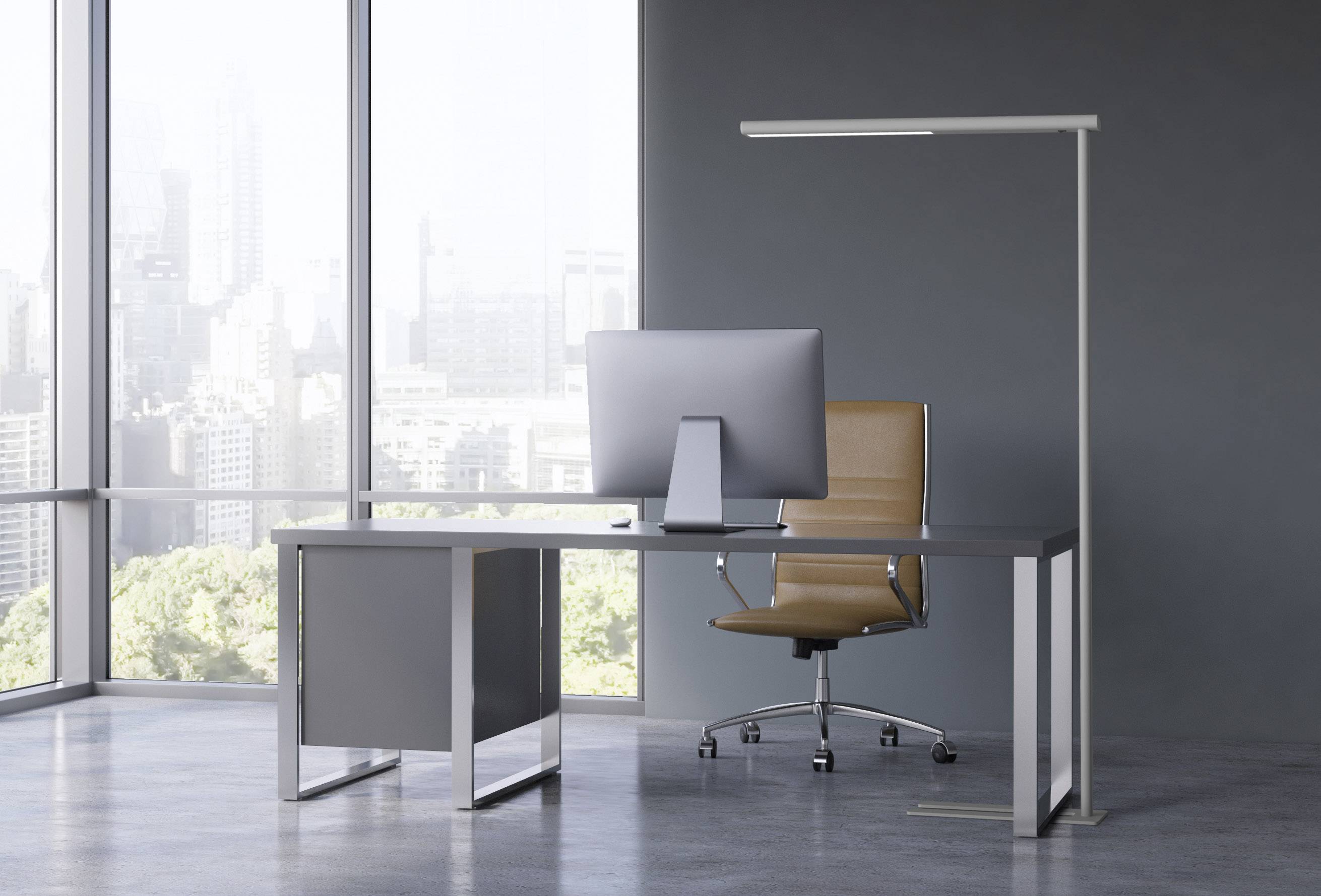 Ein modernes Büro mit einem großen Fenster, einem Schreibtisch, einem Computerbildschirm und einem braunen Bürostuhl. Skyline im Hintergrund.