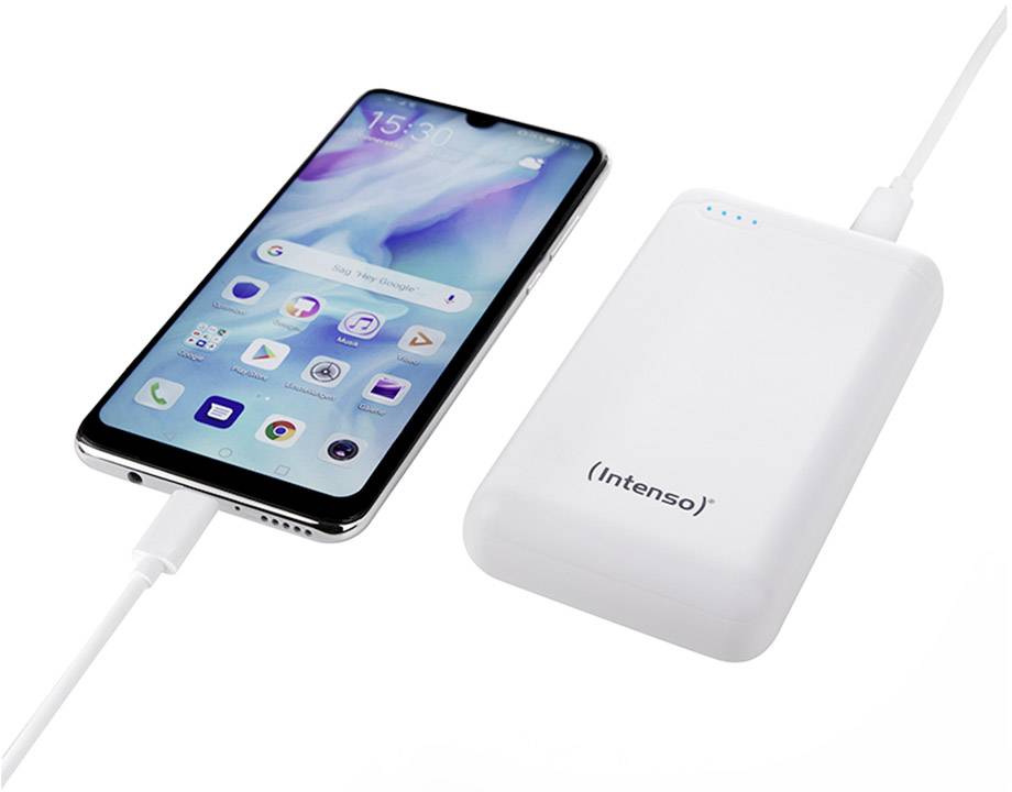 Smartphone, das mit tragbarem Intenso-Ladegerät verbunden ist. Das Handy liegt links, das Ladegerät rechts, beide über Kabel verbunden.