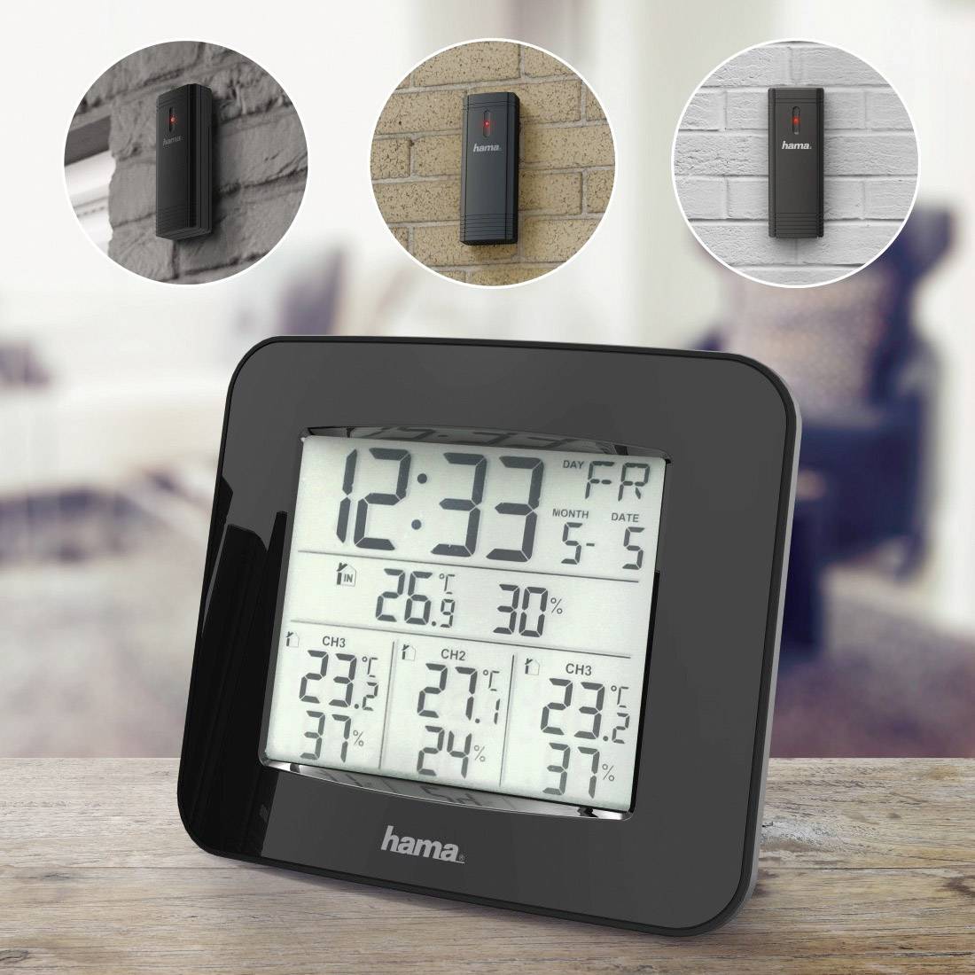 Digitale Wetterstation mit großem Display zeigt Zeit, Datum und Innentemperaturen an. Drei Außensensoren zur Messung der Außentemperatur.