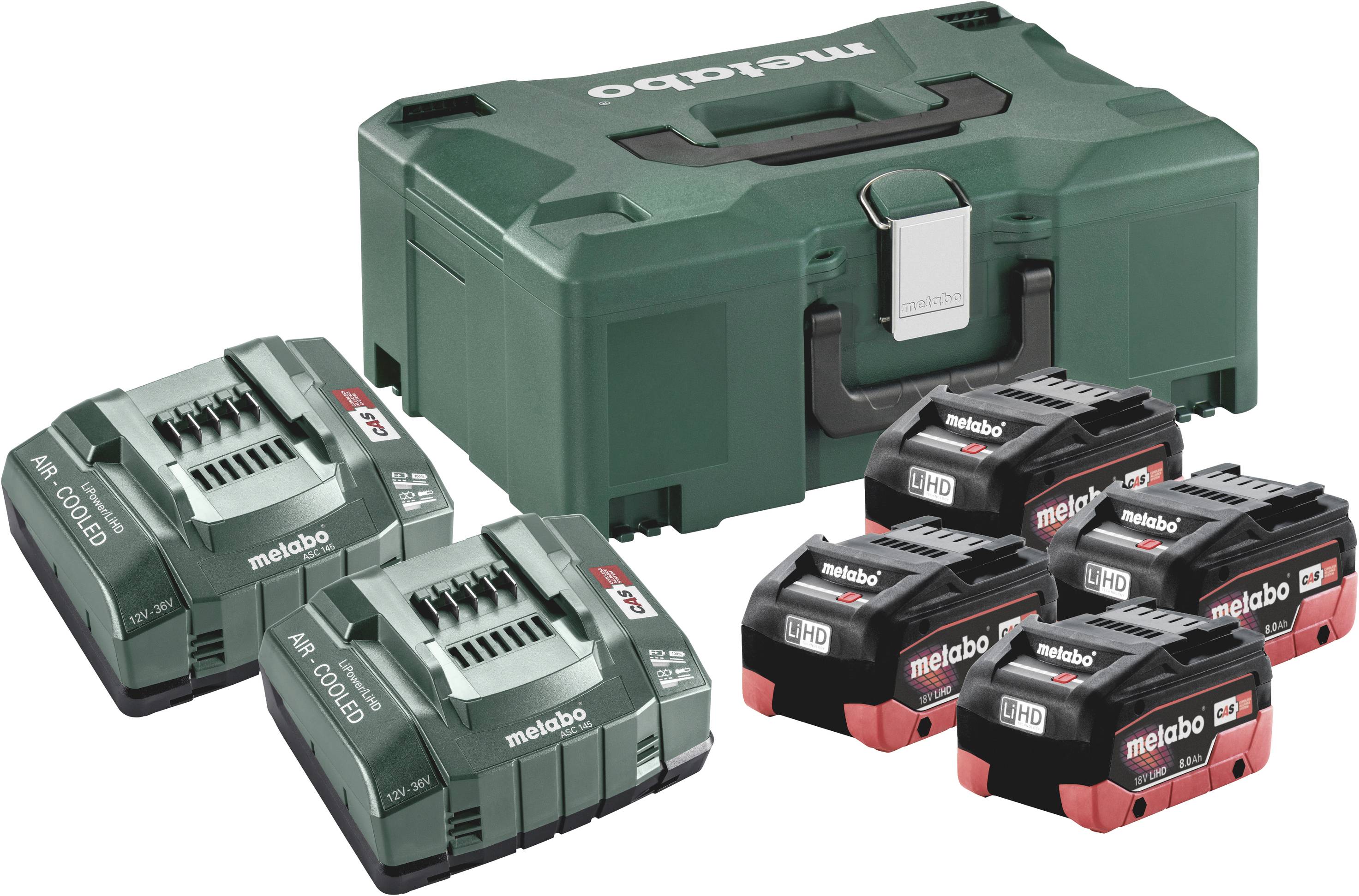 Zwei Ladegeräte und fünf Akkus neben grünem Metabo Koffer. Ideal für Elektrowerkzeuge, tragbar und bereit für den Einsatz.