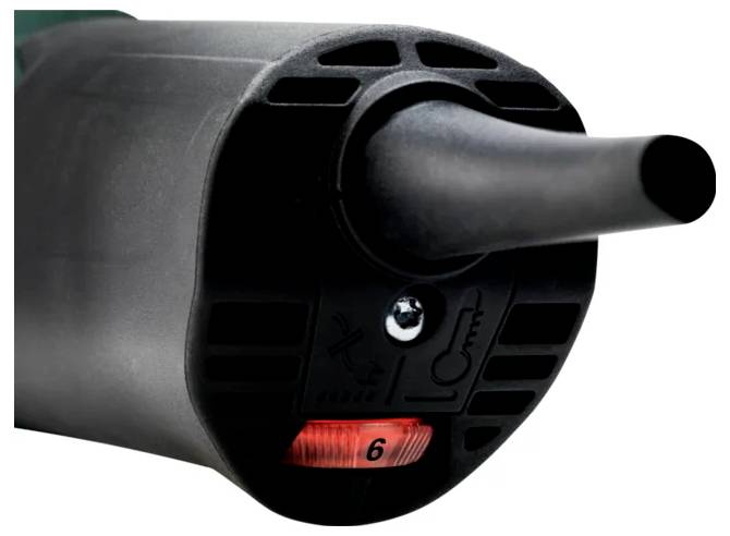 Nahaufnahme eines schwarzen Elektrowerkzeugs mit einer Düse, auf der sich ein roter Drehregler auf „6