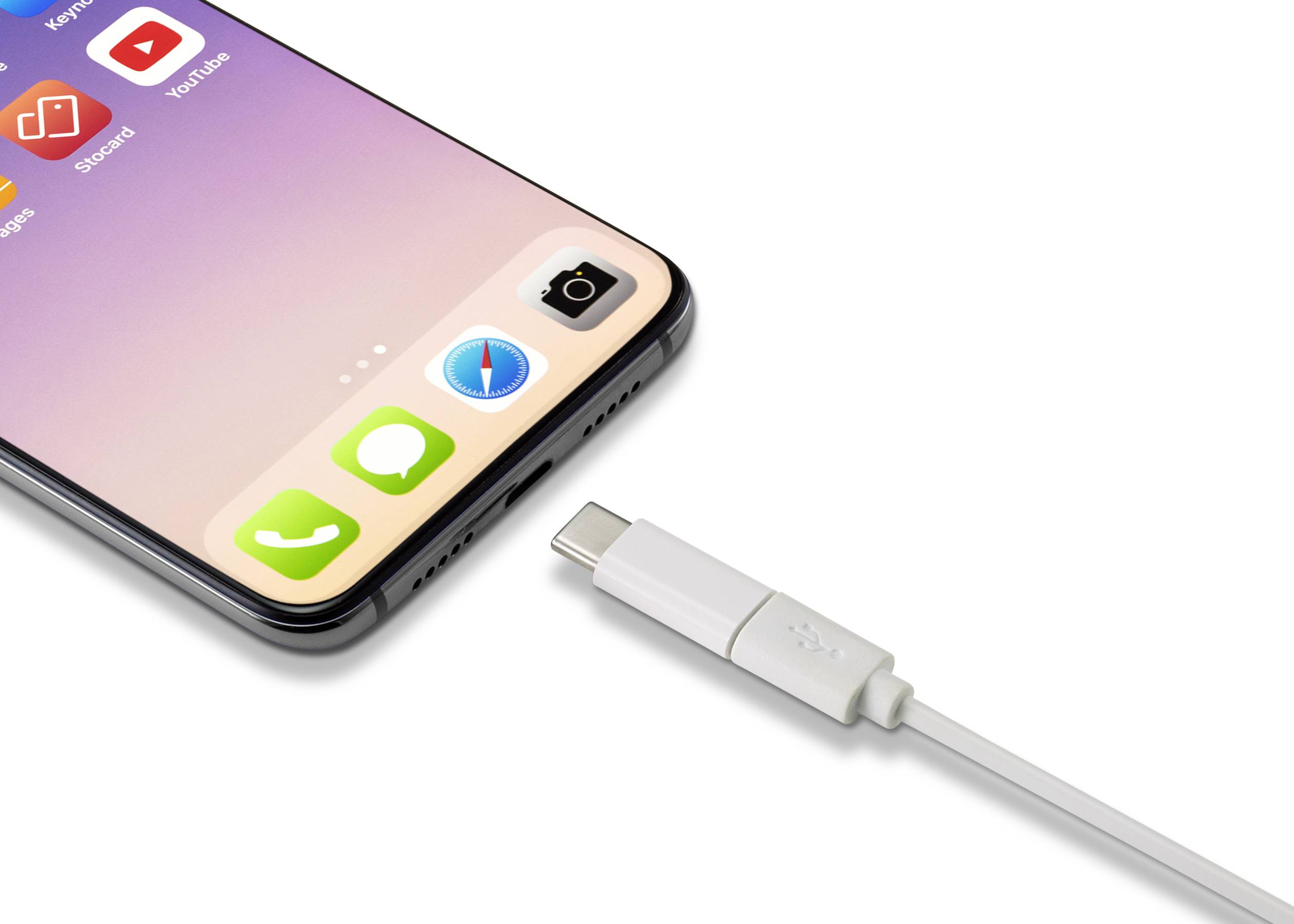 Ein Smartphone mit einem USB-C-Ladekabel daneben, bereit zum Anschließen. Das Display zeigt verschiedene bunte App-Symbole.