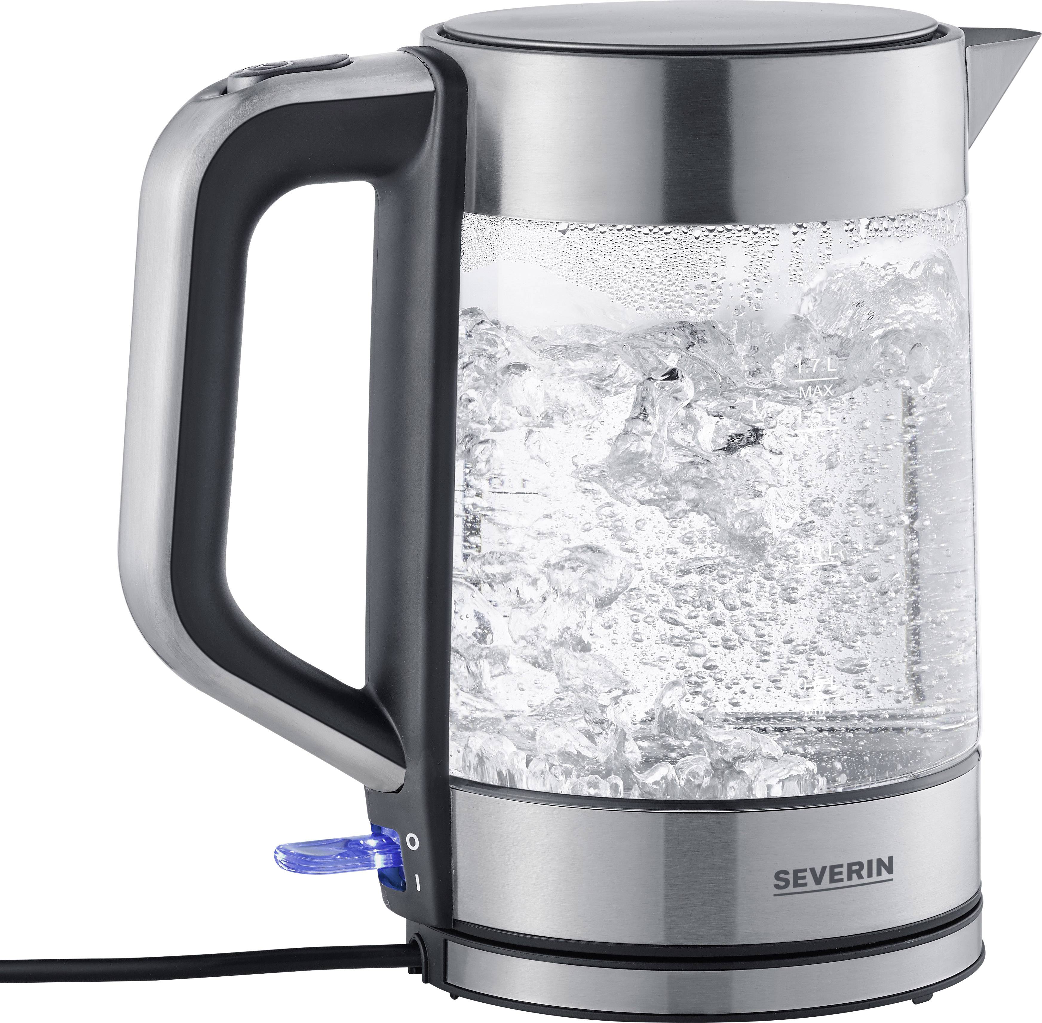 Elektrischer Wasserkocher aus Glas mit Metallakzenten, Wasser kocht im Inneren. Markennamen 'Severin' auf der Basis sichtbar.