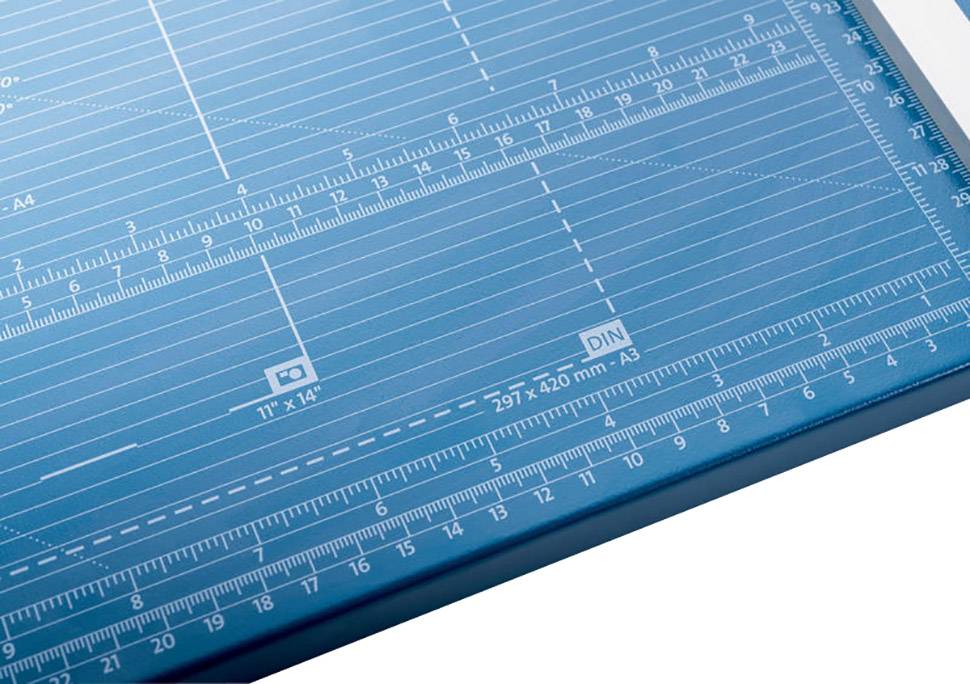 Schneidematte mit metrischen Skalen und Linien, geeignet für präzises Schneiden von Papierformaten wie 'DIN A4' und 'A3'.