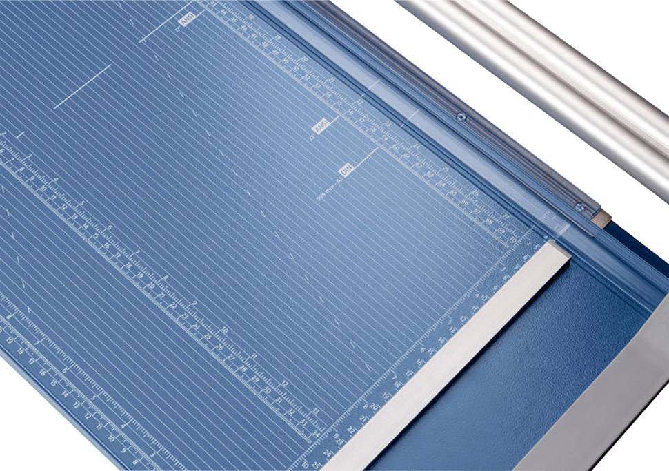 Ein blauer Hebelschneider mit Skalen zur genauen Abmessung, geeignet zum präzisen Schneiden von Papier oder Karton.