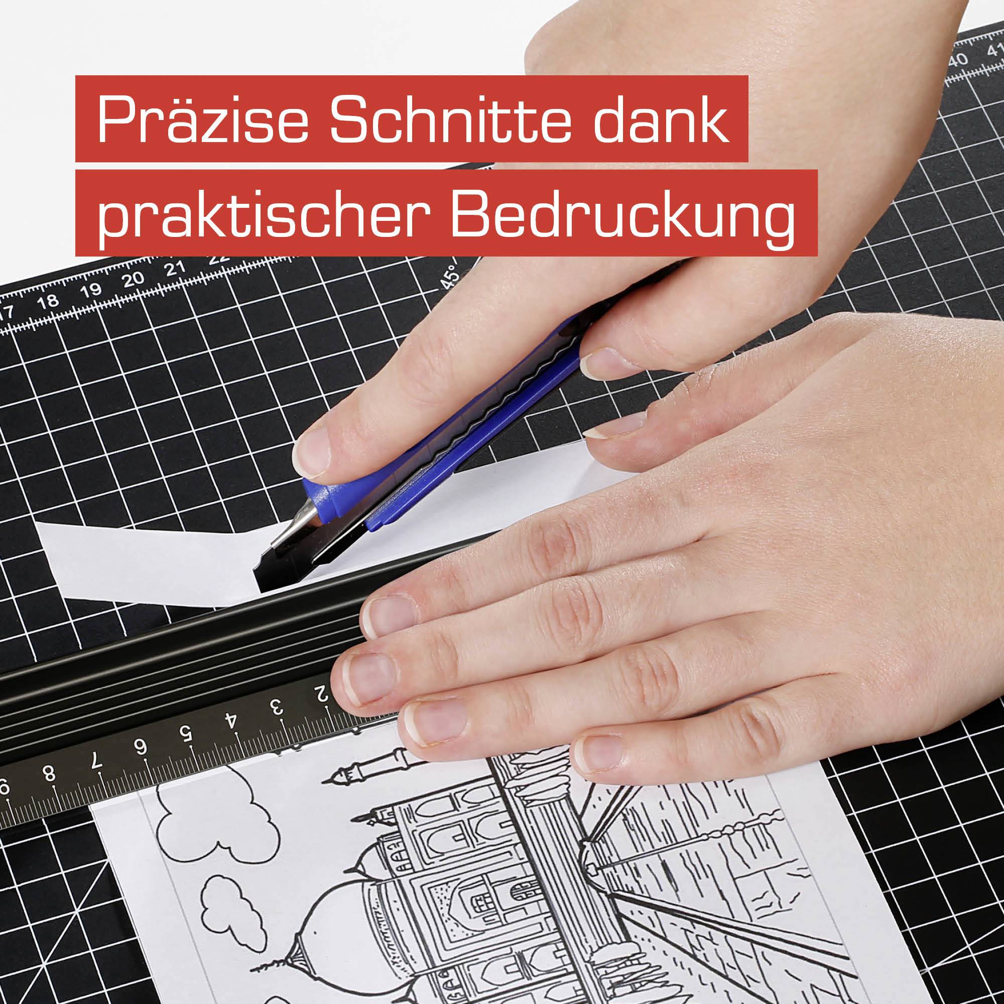 Nahaufnahme einer Hand, die mit einem Cutter-Messer entlang eines Lineals auf Papier schneidet. Text: Präzise Schnitte dank praktischer Bedruckung.