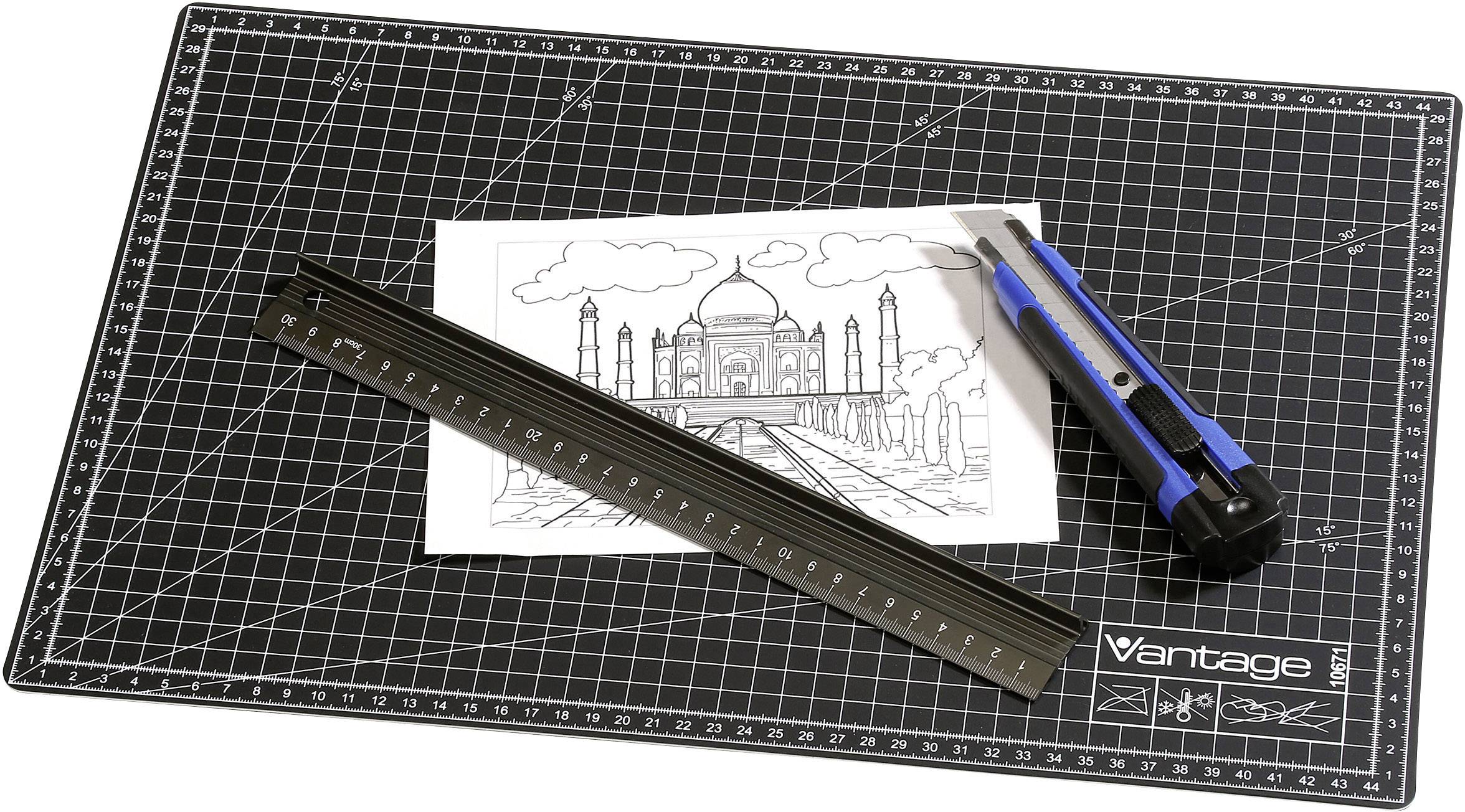 Zeichnung des Taj Mahal auf Schneideunterlage mit Lineal und Schneidemesser daneben.