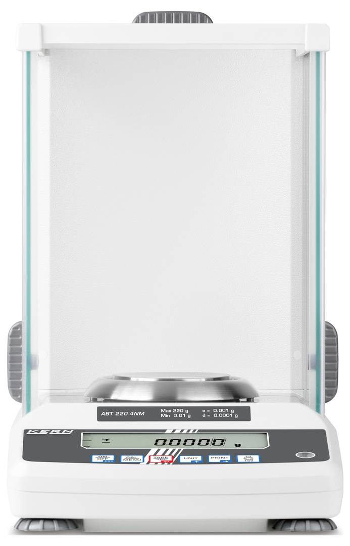 Eine Laborwaage mit digitalem Display zur präzisen Gewichtsmessung steht in einem transparenten Gehäuse.