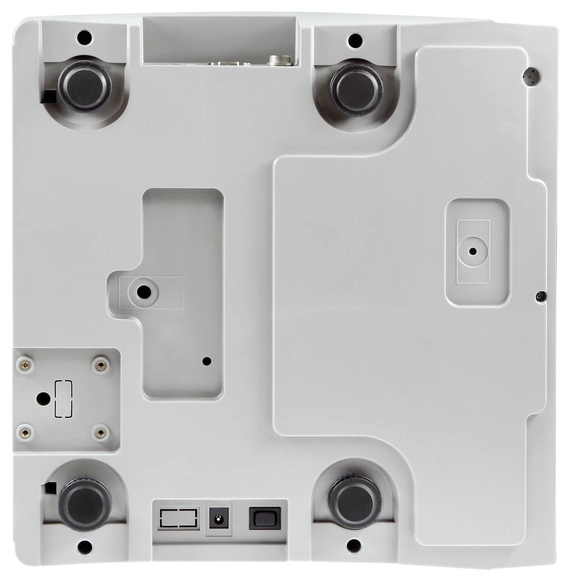 Unterseite eines elektronischen Geräts mit mehreren Gummifüßen, Lüftungsschlitzen und Anschlüssen zur Verbindung und Montage.